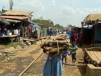 Slum Kibera - Stra&szlig;enszene