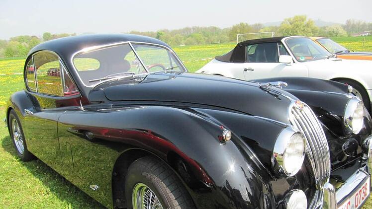 Was für ein Hingucker ist der Jaguar XK 140 FHC von 1956: sechs Zylinder und 265 PS aus 4,2 Litern Hubraum setzen ihn in Bewegung.