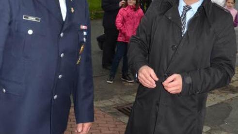 Bürgermeister Rainer Detsch (rechts) hob die Verdienste von Renald Steger für die Jugendfeuerwehren hervor. Zukünftig wird der Gemeinde-Cup "Renald-Steger-Cup" heißen.