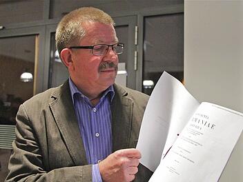 Dieter Vogler überzeugte mit seinem fundierten Vortrag und ist der Meinung, dass die Schenkungsurkunde aus dem Jahre 777 weiterhin als das älteste Dokument Bestand hat. In seinen Händen hält er eine Kopie des Schriftstücks "Monumenta Germaniae Historica" der SOCIETAS APERIENDIS FONTIBUS RERUM GERMANICARUM MEDII AEVI. Fotos: Schaar