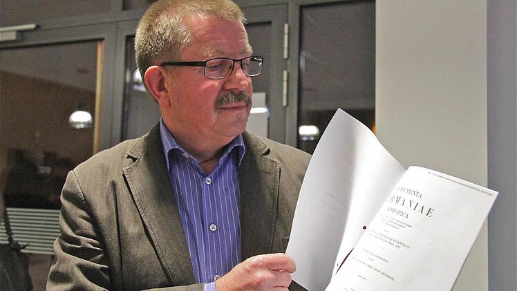 Dieter Vogler überzeugte mit seinem fundierten Vortrag und ist der Meinung, dass die Schenkungsurkunde aus dem Jahre 777 weiterhin als das älteste Dokument Bestand hat. In seinen Händen hält er eine Kopie des Schriftstücks "Monumenta Germaniae Historica" der SOCIETAS APERIENDIS FONTIBUS RERUM GERMANICARUM MEDII AEVI. Fotos: Schaar
