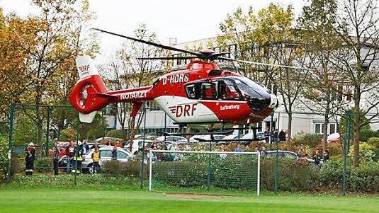 Mit dem Rettungshubschrauber wurden die Verletzten Realschüler in eine Spezialklinik nach Erfurt gebracht.  Foto: Brigitte Gorille