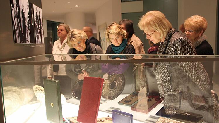 Christine Domsch, Heike Kötzner, Ingrid Heinz und Gisela Knüttel vom Freundeskreis für das Bayerische Kammerorchester Bad Brückenau zeigen großes Interesse für die Zeitdokumente im Bundeskanzleramt. Foto: Ulrike Müller