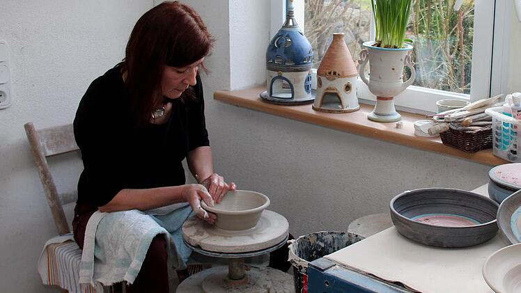 Aus einem Klumpen Ton entsteht ein kleines Kunstwerk. Foto: Johanna Blum
