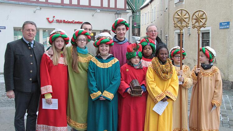 Das offizielle Bild: Der OB mit den Sternsingern. Foto: Jürgen Gärtner