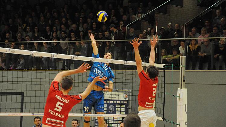 1:3 gegen den Tabellenführer verloren, aber wieder viele Sympathie-Punkte gewonnen haben Hammelburgs Volleyballer (blaue Trikots). Foto: Hopf
