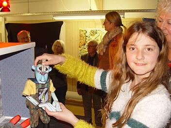 Zuschauer nutzten am Ende der Aufführung die Möglichkeit, "backstage" die Figuren-(Puppen) anzuschauen. Foto: B. Kempe-Wolf