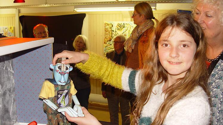 Zuschauer nutzten am Ende der Aufführung die Möglichkeit, "backstage" die Figuren-(Puppen) anzuschauen. Foto: B. Kempe-Wolf