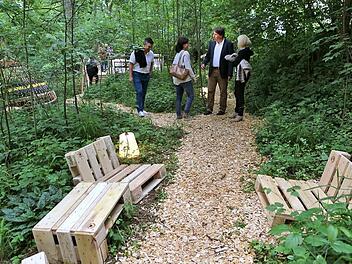 Ein Wegesystem aus Holzhäckseln, grob gezimmerte Möbel aus Paletten - mit einfachsten Mitteln verwandelten die Studierenden die ehemaligen "Bahner"-Gärten am Itzufer in eine Art "Feengarten", wie Michael Böhm das nennt. Foto: Barbara Herbst