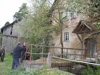Die alten Häuser in der Stadtsteinacher Wehrstraße sind echte Schandflecken: Vielleicht gibt es mit Fördermitteln eine Chance, an der Situation etwas zu ändern. Momentan sind die Anwesen in Besitz des Freistaates Bayern. Fotos: Sonny Adam