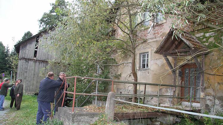Die alten Häuser in der Stadtsteinacher Wehrstraße sind echte Schandflecken: Vielleicht gibt es mit Fördermitteln eine Chance, an der Situation etwas zu ändern. Momentan sind die Anwesen in Besitz des Freistaates Bayern. Fotos: Sonny Adam