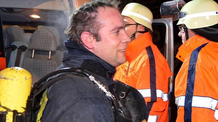 Atemsschutzträger nach dem Einsatz. Foto: Peter Rauch