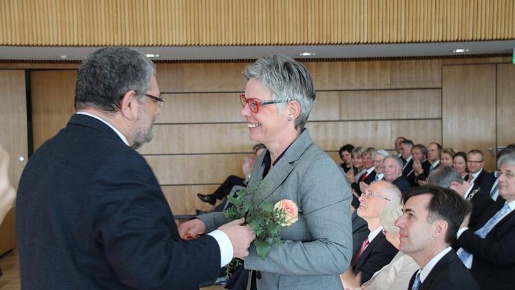 Hochschulratspräsident Johannes Vielhaber überreichte eine Rose an Elisabeth Pötzl, Witwe des im vorigen Jahr überraschend gestorbenen Hochschulpräsidenten Michael Pötzl.