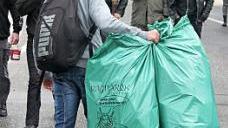 Er ist nicht Max, aber er bringt auch gerade Geld in T&uuml;ten weg.