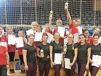 Hervorragende Leistungen zeigten die Kunstradfahrerinnen von Soli Reuth beim Bayernpokal. Im Bild (hinten von links) Elena Hanft, Lea Ultsch, Finja Melzer, Amelia Zavilinska, Marlene Gögelein, Jule Ultsch, Nelly Bohla, Juliana Fritz, Julia Mahr, Maren Hofmann, Christina Renner, Nina Lindner, Michelle Scharf und Louisa Gögelein; (vorne von links) Thomas und Silvia Bittruf, Annika Stumpf, Tina Katholing, Veronika Lurz, Vanessa Schwarz, Anne Voit, Marie Fischer und Übungsleiter Tobias Backer. Fo...