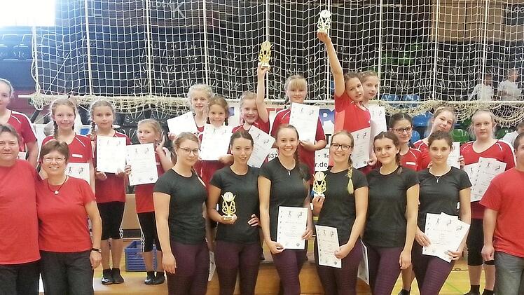 Hervorragende Leistungen zeigten die Kunstradfahrerinnen von Soli Reuth beim Bayernpokal. Im Bild (hinten von links) Elena Hanft, Lea Ultsch, Finja Melzer, Amelia Zavilinska, Marlene Gögelein, Jule Ultsch, Nelly Bohla, Juliana Fritz, Julia Mahr, Maren Hofmann, Christina Renner, Nina Lindner, Michelle Scharf und Louisa Gögelein; (vorne von links) Thomas und Silvia Bittruf, Annika Stumpf, Tina Katholing, Veronika Lurz, Vanessa Schwarz, Anne Voit, Marie Fischer und Übungsleiter Tobias Backer. Fo...