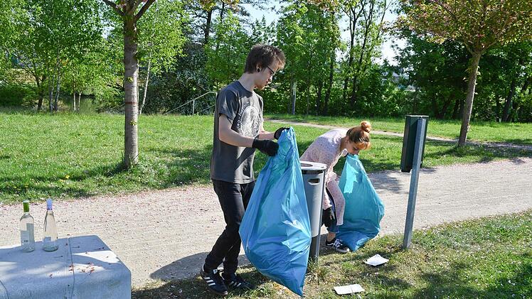 Flaschen und Verpackungsm&uuml;ll - die S&auml;cke wurden schnell voll
