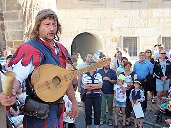 Der Gaukler Schabernackrakeel, der Ebern bereits zwei Mal unsicher machte (hier im Jahr 2013), ist beim sechsten Mittelaltermarkt wieder mit Bänkelgesang und derben Sprüchen zur Stelle.  Foto: Eckehard Kiesewetter