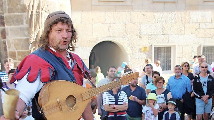 Der Gaukler Schabernackrakeel, der Ebern bereits zwei Mal unsicher machte (hier im Jahr 2013), ist beim sechsten Mittelaltermarkt wieder mit Bänkelgesang und derben Sprüchen zur Stelle.  Foto: Eckehard Kiesewetter