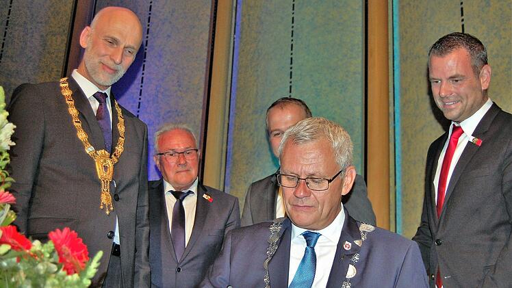 Eisenstadts Bürgermeister Thomas Steiner trägt sich im Beisein von Oberbürgermeister Kay Blankenburg (von links), drittem Bürgermeister Thomas Leiner und zweitem Bürgermeister Anton Schick ins Goldene Buch der Stadt Bad Kissingen ein