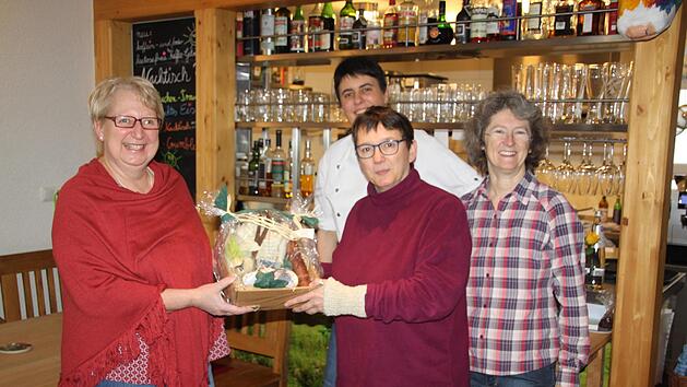 Anne Hornef  (Mitte) konnte als Gewinn einen Warenkorb mit Rh&ouml;nschafprodukten entgegennehmen.  Foto: Antje Voll
