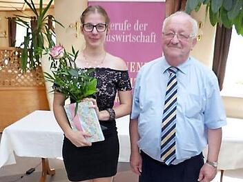 Die Beste des Landkreises Kronach ist Sabine Worch aus Pressig, der der stellvertretende Landrat Bernd Steger (links) ein Geschenk überreichte.  Foto: Klaus-Peter Wulf