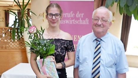 Die Beste des Landkreises Kronach ist Sabine Worch aus Pressig, der der stellvertretende Landrat Bernd Steger (links) ein Geschenk überreichte.  Foto: Klaus-Peter Wulf