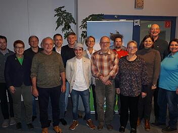 Bündnis 90/Die Grünen nominierten  ihre Kandidaten für den Stadtrat Bad Brückenau (von links): Tobias Eichelbrönner (Kreisvorstandsspecher),   Monika Horcher (stellvertretende Landrätin), Ingo Queck, Werner  Schuster, Mark Decker, Gerhard Appel, Jan-Philipp Wilk, Eva  Reichert-Nelkenstock, Dieter Conrad, Olaf de Vries, Brigitte Conzelmann,  Manuela Rottmann (MdB), Hartmut Bös und Petra Winter. Foto: Marion Eckert