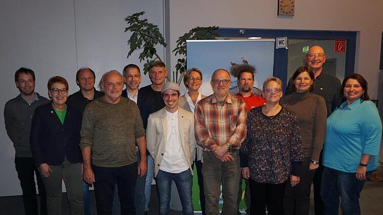 Bündnis 90/Die Grünen nominierten  ihre Kandidaten für den Stadtrat Bad Brückenau (von links): Tobias Eichelbrönner (Kreisvorstandsspecher),   Monika Horcher (stellvertretende Landrätin), Ingo Queck, Werner  Schuster, Mark Decker, Gerhard Appel, Jan-Philipp Wilk, Eva  Reichert-Nelkenstock, Dieter Conrad, Olaf de Vries, Brigitte Conzelmann,  Manuela Rottmann (MdB), Hartmut Bös und Petra Winter. Foto: Marion Eckert