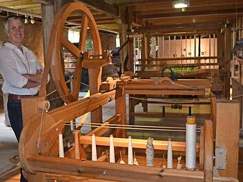 Museumsleiterin Chris Loos zeigt "Spinning Jenny", die Ikone der Industriegeschichte. Foto: Gabi Bertram