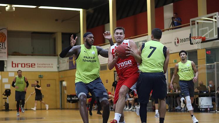 Der Bamberger Chase Fieler setzt sich gegen Philip Jalalpoor durch; links Derek Pardon  Foto: Brose Banberg