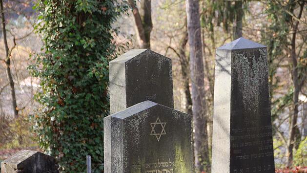 Manche Grabsteine auf jüdischen Friedhöfen drohen zu verwittern.. Ein Leader-Programm könnte Geld für die Erhaltung und Dokumentation bringen.