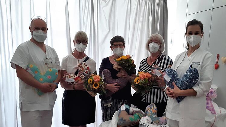 Uni-Klinikum Erlangen: Mit Herz gegen Brustkrebs - Ehrenamtliche spenden 150 handgefertigte Herzkissen