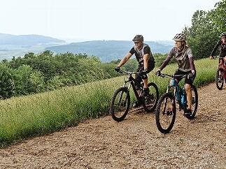 Zwei Guides f&uuml;hren bei der Mountainbike &bdquo;All-Trails-Tour&ldquo; durch die Region Obermain/Jura.