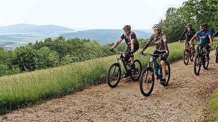 Zwei Guides f&uuml;hren bei der Mountainbike &bdquo;All-Trails-Tour&ldquo; durch die Region Obermain/Jura.