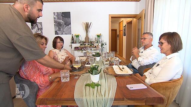 Baris (links) serviert Jeannie ihre Tatar-Alternative erst, nachdem Ella, Reiner und Jasna ihre Vorspeise schon aufgegessen haben.