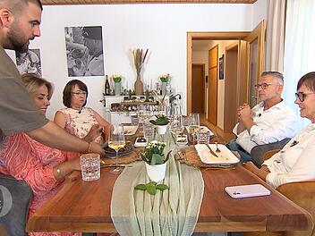 Baris (links) serviert Jeannie ihre Tatar-Alternative erst, nachdem Ella, Reiner und Jasna ihre Vorspeise schon aufgegessen haben.