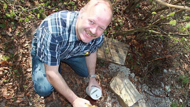 Andreas Pfarrdrescher beim Setzen seines Caches "Schwod'l" an einem geheimen Ort unweit von Schwabthal, der die Koordinaten N 50? 04.012 / E 011? 04.398 trägt.