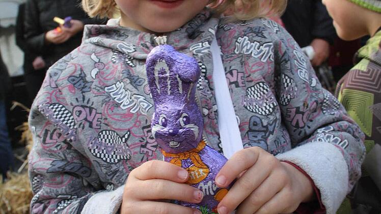 Das Mädchen ist sichtlich stolz über ihren Fund.