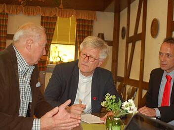 Leonard Fehn vom Club der Arbeitssuchenden im Gespräch mit dem Landesbischof Heinrich Bedford-Strohm (Mitte) und dem DGB-Vorsitzenden Mathias Eckardt  Foto: Gabi Arnold