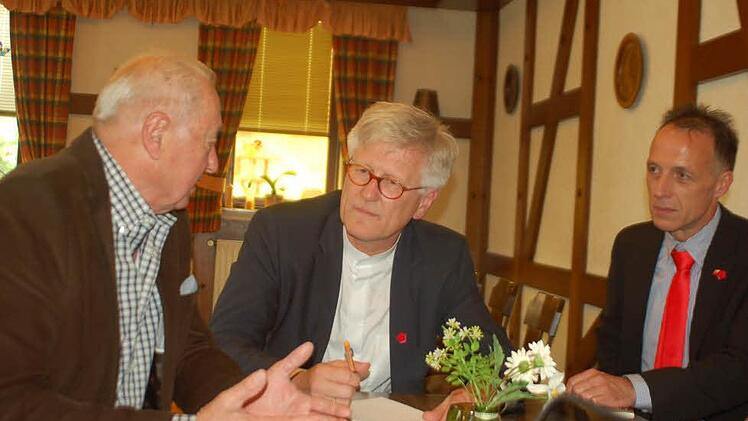 Leonard Fehn vom Club der Arbeitssuchenden im Gespräch mit dem Landesbischof Heinrich Bedford-Strohm (Mitte) und dem DGB-Vorsitzenden Mathias Eckardt  Foto: Gabi Arnold