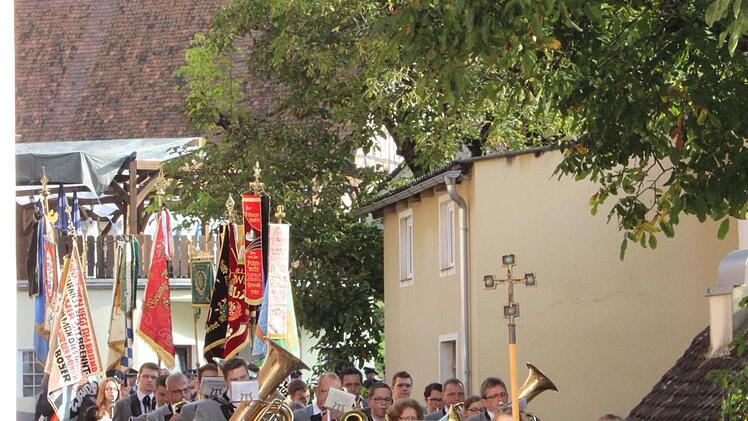 Kirchenzug der Ortsvereine Foto: fra-press