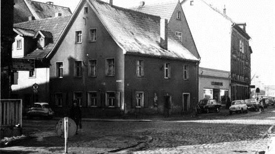 "Genauso erinnere ich mich!" Thomas Gottschalk freut sich, dass er von der Bayerischen Rundschau ein Foto bekommt, wie es damals in den fünfziger Jahren in der Sutte (im Haus rechts hat er gewohnt) ausgesehen hat. Foto: Archiv/Stephan Tiroch
