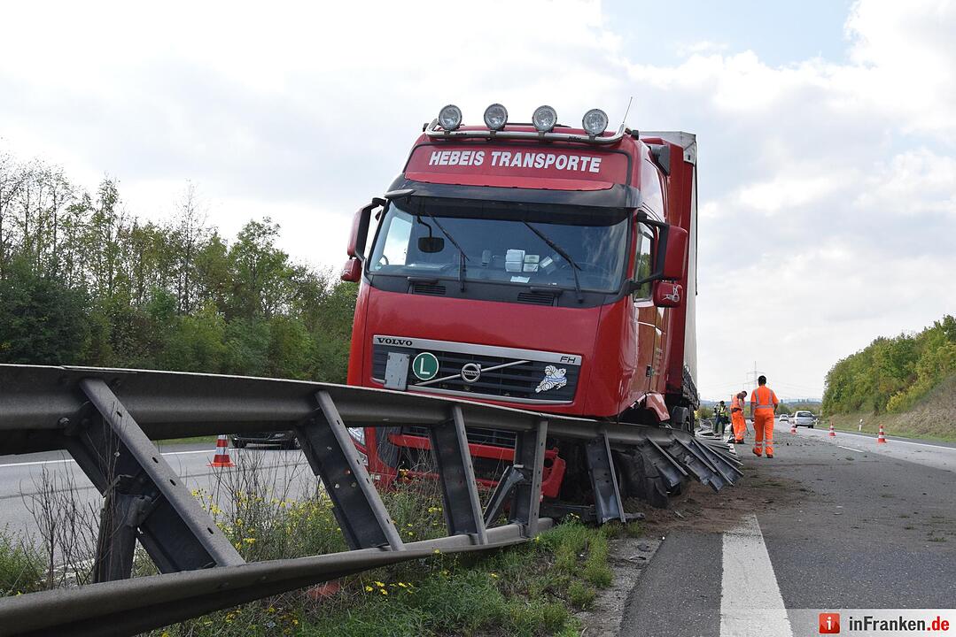 Reifenplatzer: Lkw walzt auf A70 Leitplanken nieder