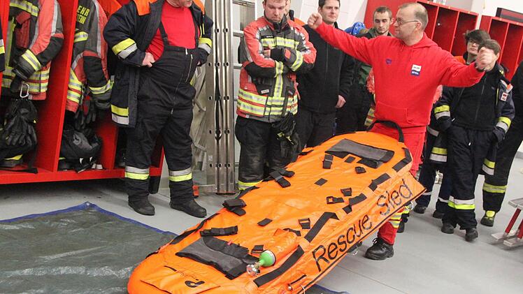 Stephan Murmann stellt den Eisrettungsschlitten der DLRG vor. Foto: Matthias Einwag