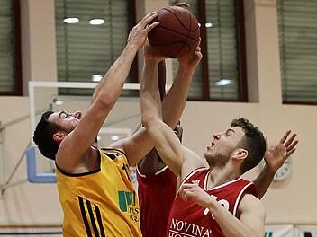 Haris Hujic (rechts) und die anderen Longhorns brauchten zehn Minuten, um sich zurechtzufinden, kauften den Breiteng&uuml;&szlig;bachern um Lucas Wagner dann aber den Schneid ab und feierten den vierten Sieg in Folge. Fotos: sportpress