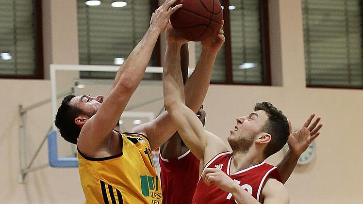 Haris Hujic (rechts) und die anderen Longhorns brauchten zehn Minuten, um sich zurechtzufinden, kauften den Breiteng&uuml;&szlig;bachern um Lucas Wagner dann aber den Schneid ab und feierten den vierten Sieg in Folge. Fotos: sportpress