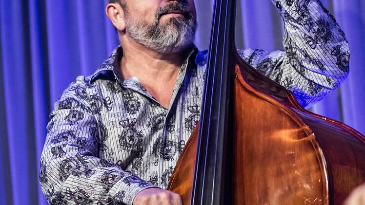 Joschi Schneeberger am Kontrabass beim Gastspiel in CoburgFoto: Jochen Berger