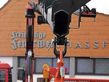 Der Kran am Wechselladerfahrzeug kann zusätzlich mit hydraulischen Geräten wie Palettengabel oder Schaufel bestückt werden.