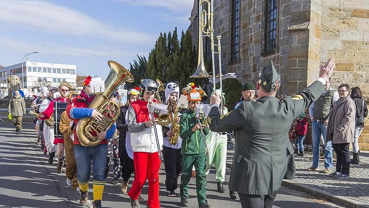Das Blasorchester beim Einmarsch-